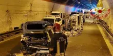 Maxi incidente in galleria, chiusa l’autostrada: scontro spaventoso tra più auto