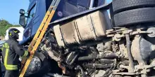 Tir fuori controllo si ribalta in autostrada: traffico bloccato, è l’inferno
