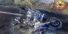 Incidente mortale in Italia: la moto esplode dopo l’impatto. Fiamme ovunque