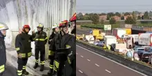 Inferno in autostrada, schianto tra autobus, camion e auto in galleria. Tutto bloccato