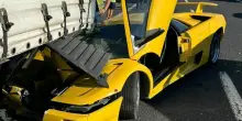 Lamborghini distrutta sotto un camion: schianto devastante in A14