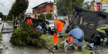 Schianto in pieno centro, si ribalta con l’auto e travolge tutto: il dramma in un attimo