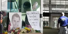 Attentato al comizio, diffusa ovunque la foto del killer di Kirk: “È lui!”