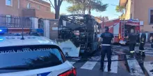 Pulmino con bambini a bordo in fiamme: terrore in Italia