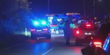 “Schianto tremendo”, due ragazze travolte e uccise a bordo strada: “Andavano alla festa del paese”