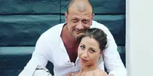 “Ci siamo lasciati!”. La famosa coppia della tv si dice addio: “Il motivo è tragico”
