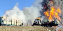 Treno contro camion, vagoni in fiamme! Inferno di fuoco