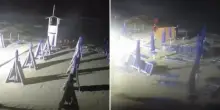 Tromba d’aria shock in Italia, volano lettini e ombrelloni. Video da brividi