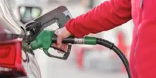 Sale il prezzo del gasolio, cala quello della benzina: con la manovra cambiano le accise