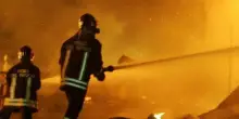 Napoli, incendio a Ponticelli: il Comune invita i cittadini a chiudere porte e finestre