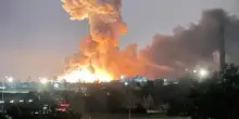 Guerra Ucraina – Russia, nuova notte di bombardamenti: attacco aereo russo su Kiev, due morti e blackout. Sospeso l’incontro tra Putin e Trump