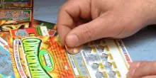 Italia, compra un semplice Gratta e Vinci e vince mezzo milione: “Proprio lì”. La reazione shock