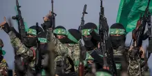 Hamas annuncia il recupero dei corpi degli ostaggi: “Chiesto stop ai bombardamenti per completare l’operazione”