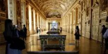 Rubati al Louvre i gioielli di Napoleone, il furto in solo 4 minuti: come hanno fatto