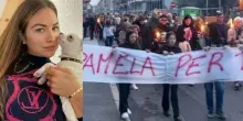 Fiaccolata a Milano per Pamela Genini, presente anche la madre: “Tristezza infinita”