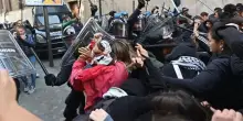 Caos alla manifestazione pro Pal a Torino: feriti due agenti