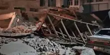 Forti scosse di terremoto in Turchia, la prima di magnitudo 6.1: alcuni palazzi distrutti