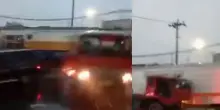 Si blocca nel traffico, lo schianto violentissimo: treno lo travolge e lo trascina via