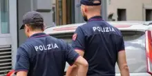 Uccise i gemelli appena partoriti, arrestata. Indagato il fidanzato, si cercano i resti di un altro neonato