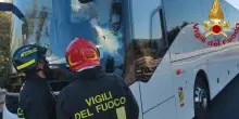 Autobus pieno di turisti contro un palo, terrore in autostrada: incidente spaventoso, traffico paralizzato