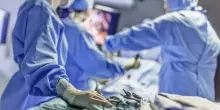 Bimba di 12 anni partecipa a un’intervento chirurgico: shock in sala operatoria, com’è potuto succedere