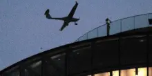 Droni in volo sull’aeroporto, sospesi tutti i voli. Scatta l’allarme: cosa sta succedendo