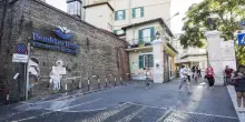 Si affaccia per salutare la sorellina e vola giù. Tragedia spaventosa in Italia, a soli 10 anni