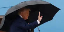 Trump segue il rilascio degli ostaggi e festeggia dall’Air Force One: “La guerra è finita”