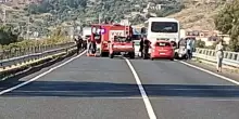 “Ci sono morti”. Auto contro pullman, strage in Italia: incidente spaventoso, tutto bloccato