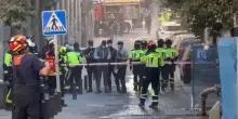 “Crolla tutto”. Boato spaventoso, viene giù il palazzo: ci sono dispersi, le ricerche disperate (VIDEO)