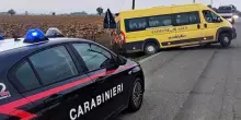 Lo scuolabus pieno di studenti vola fuori strada. Terrore in Italia, tutto in un istante