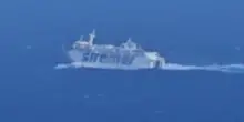 Il mare in tempesta davanti a Capri: il viaggio “impossibile” del traghetto dalla Sicilia