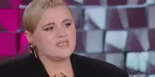 Lacrime in diretta per la giovane cantante italiana: “Biopsia al collo”. La notizia è atroce