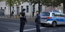 Spari ed esplosioni, terrore in città: ci sono vittime