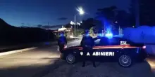 Italia, sfondano il cranio a un 17enne a colpi di mazze: orrore puro in pubblico