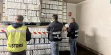 “Occhio a questi shampoo e deodoranti”. Maxi sequestro, tutti contraffatti: come riconoscerli. Attenzione