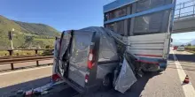 Furgone contro camion in autostrada. Coda di curiosi, auto si schianta contro un tir. Duplice tragedia