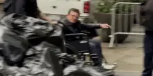 Il grande attore beccato così, in sedia a rotelle per la città: “Ti amiamo!”