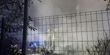 Terrore in Italia, maxi incendio: vigili del fuoco sul posto. Tutto distrutto, gravissimo