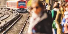 Fa scendere un passeggero senza biglietto e viene preso a calci: il capotreno dovrà pagare 15mila euro di spese legali
