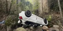 “A bordo anche lui!”. Tragedia indicibile: auto di giovani precipita dal ponte