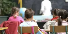 Shock a scuola, lega bimbo alla sedia e poi al suo collo… Maestra elementare: accuse terrificanti