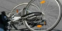17enne in bici travolto da un’auto, schianto mortale. È tragedia in Italia