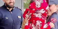Roma, bimba di 14 mesi rischia di soffocare: salvata da due agenti, il post di Giorgia Meloni