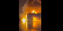 Bus prende fuoco dopo scontro: è strage! Passeggeri bruciati vivi