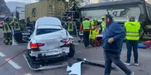 Statale chiusa dopo un terribile schianto: coinvolti due camion e un’auto, vigili del fuoco al lavoro tra le lamiere