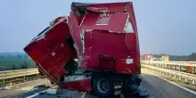 “Hanno chiuso l’autostrada”. Schianto mortale devastante: traffico in tilt, più mezzi coinvolti