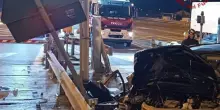 Incidente stradale all’alba, l’auto si schianta contro il casello autostradale: morto
