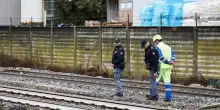 Italia, tragedia sui binari: giovani travolti da un treno in corsa