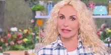 “È morta e Antonella Clerici non ha detto nulla”. Scoppia il caso dopo la puntata di È sempre mezzogiorno, la notizia del lutto